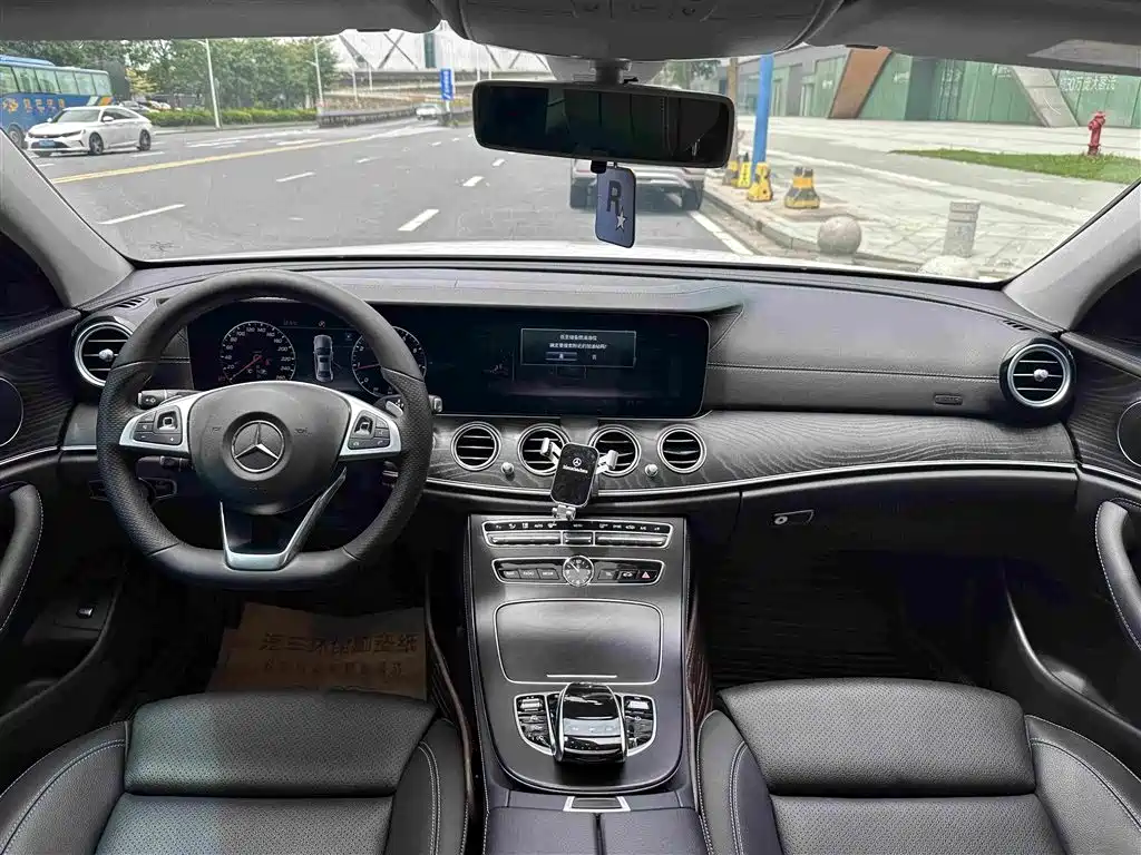 Mercedes-Benz E-Class — миниатюра 5