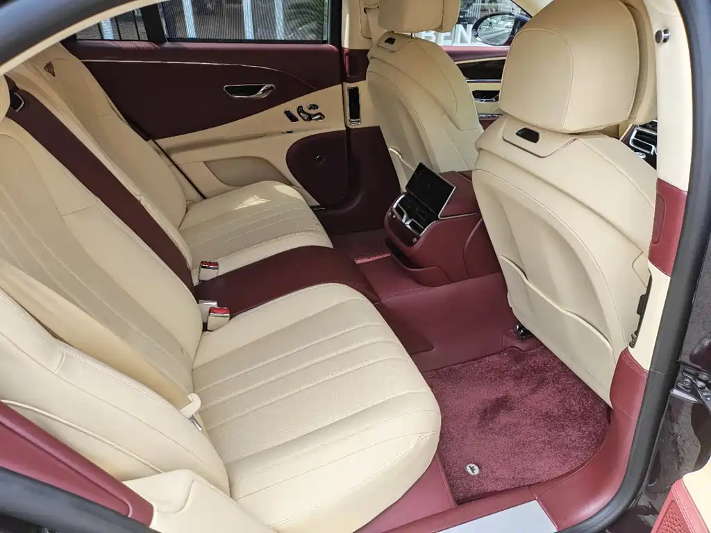 Bentley Flying Spur PHEV — миниатюра 9