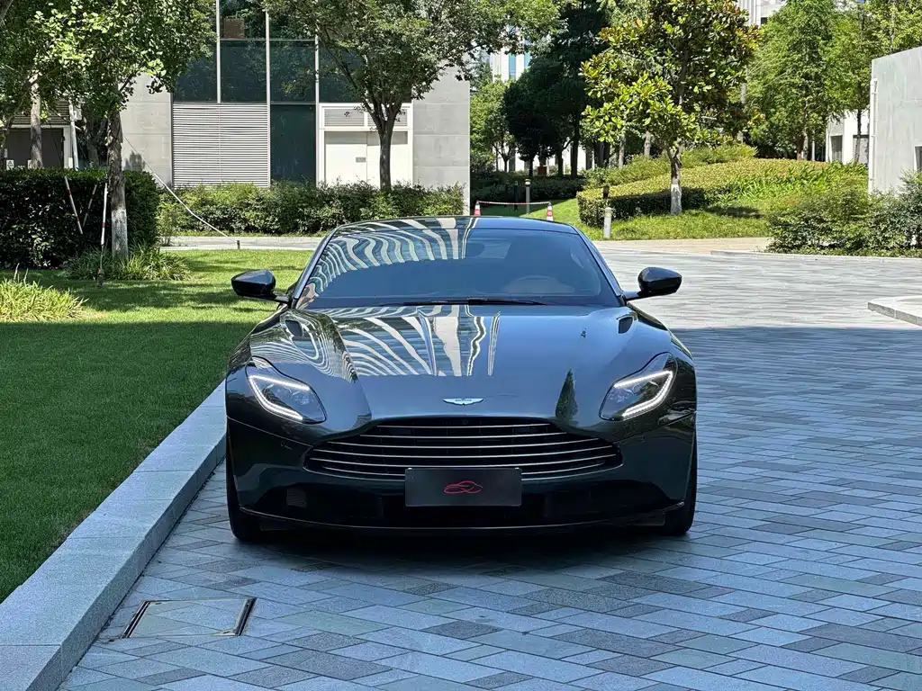 Aston Martin DB11 — миниатюра 2