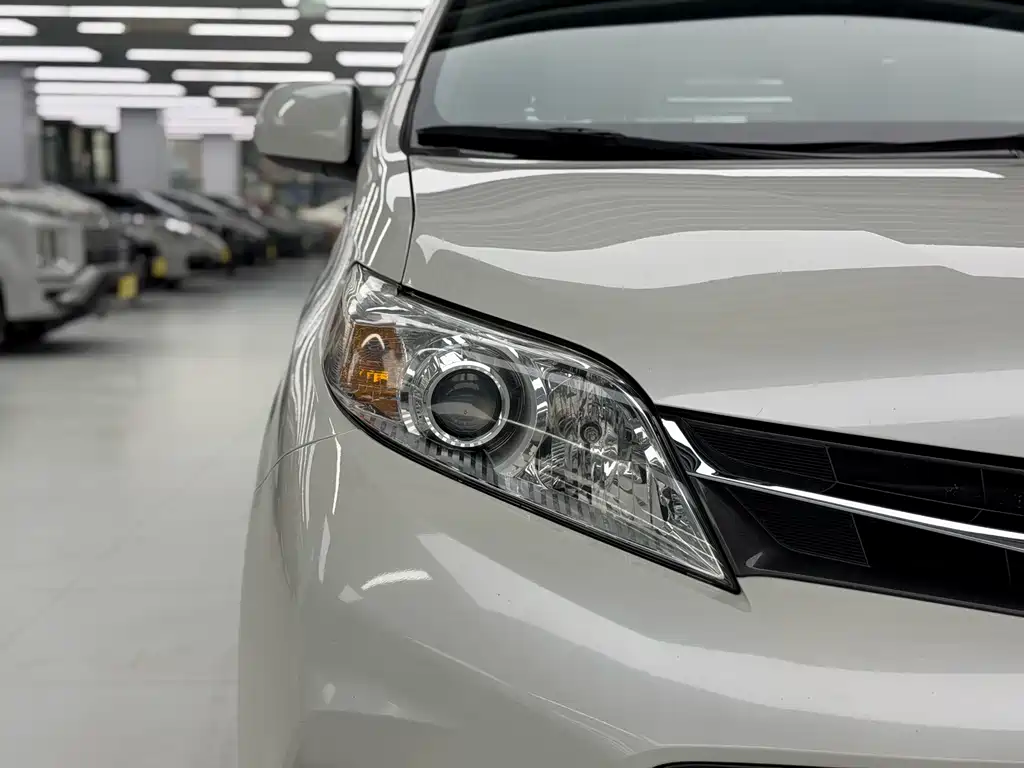 Toyota Sienna — миниатюра 7