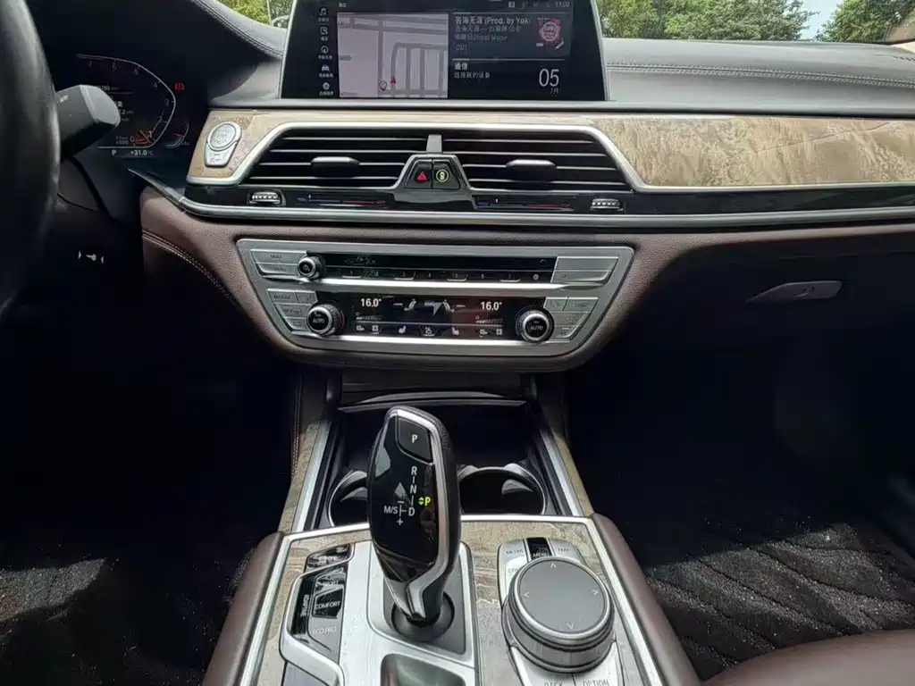 BMW 7 Series — миниатюра 11