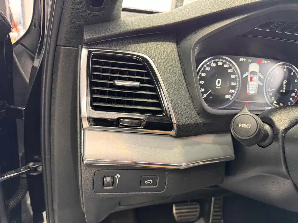 Volvo XC90 — миниатюра 24