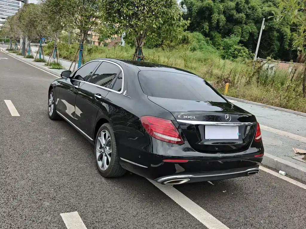 Mercedes-Benz E-Class — миниатюра 6