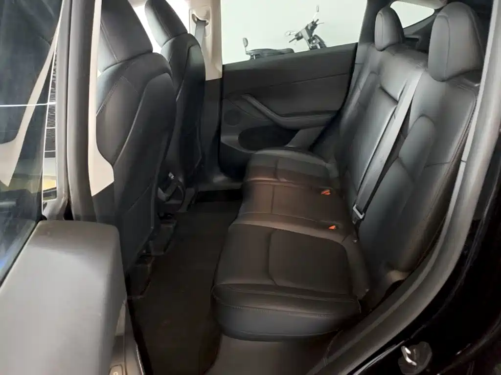 Tesla Model Y — миниатюра 17