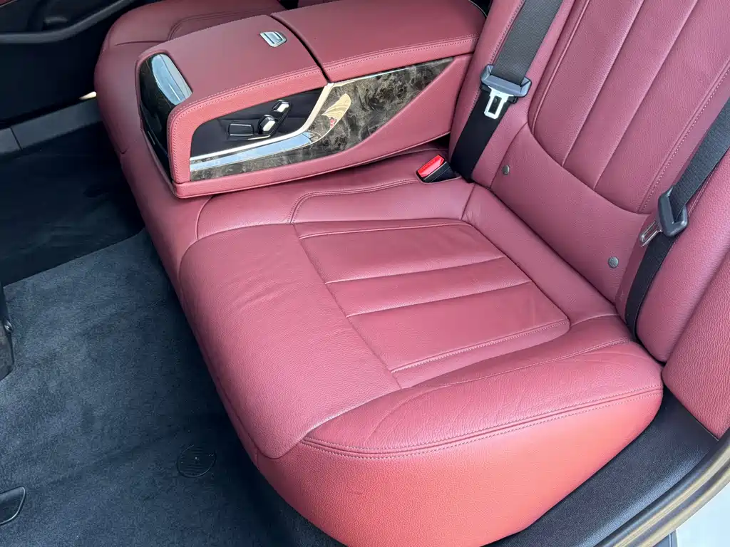 BMW 5 Series — миниатюра 12