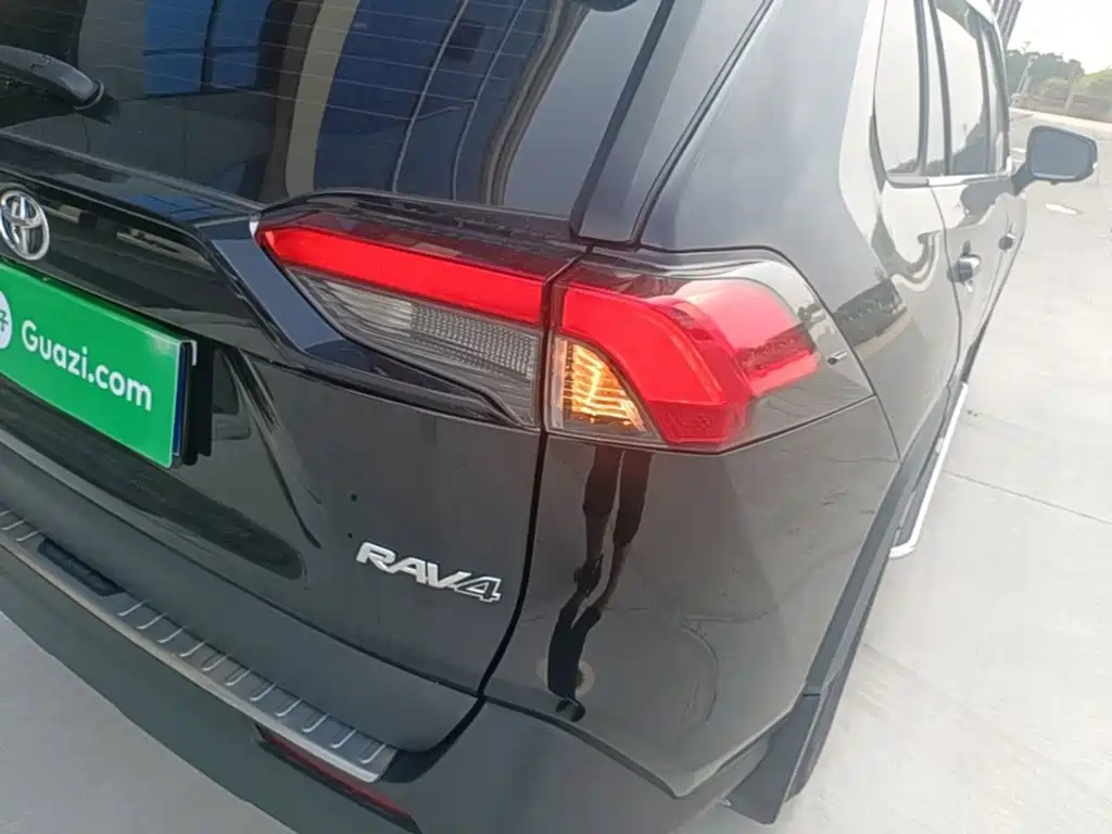 Toyota RAV4 — миниатюра 8