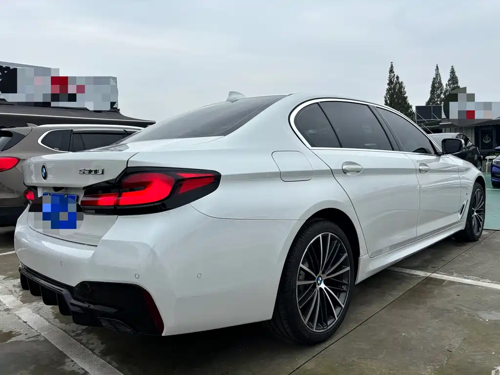BMW 5 Series — миниатюра 13