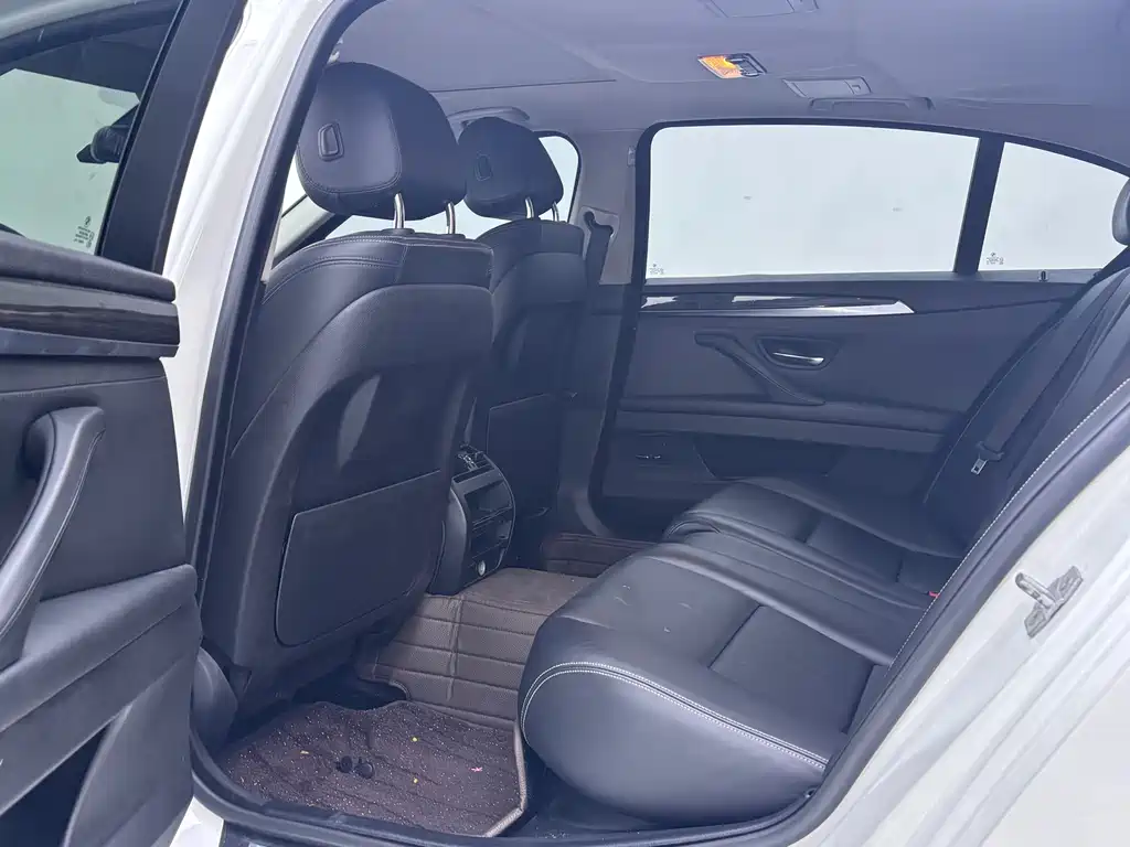 BMW 5 Series — миниатюра 6