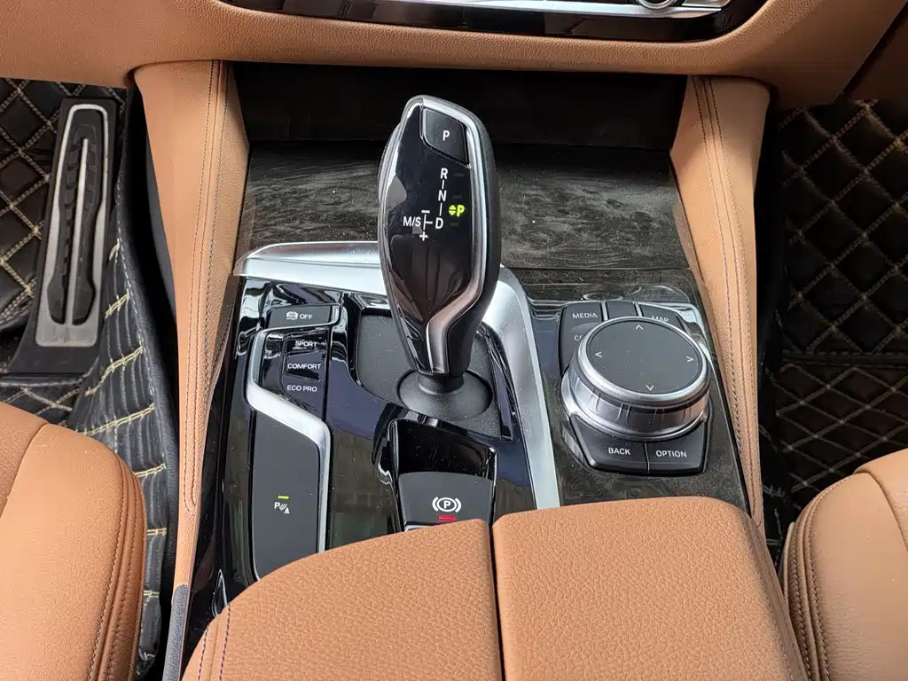 BMW 5 Series — миниатюра 13