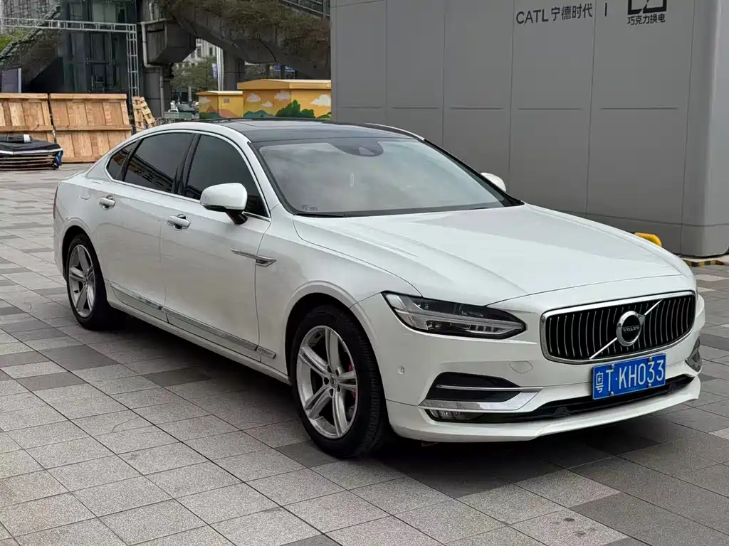 VOLVO S90