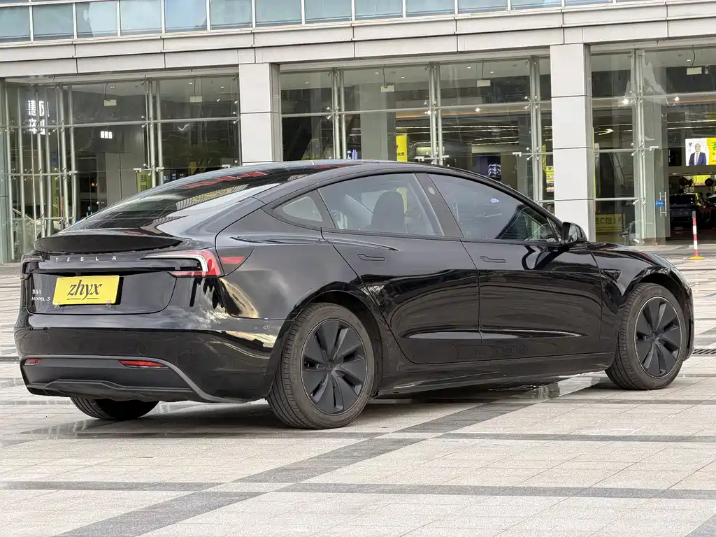 Tesla Model 3 — миниатюра 5