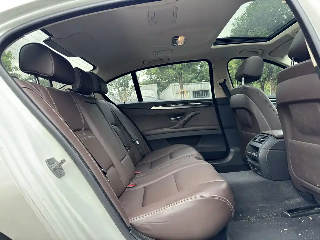 BMW 5 Series — миниатюра 11