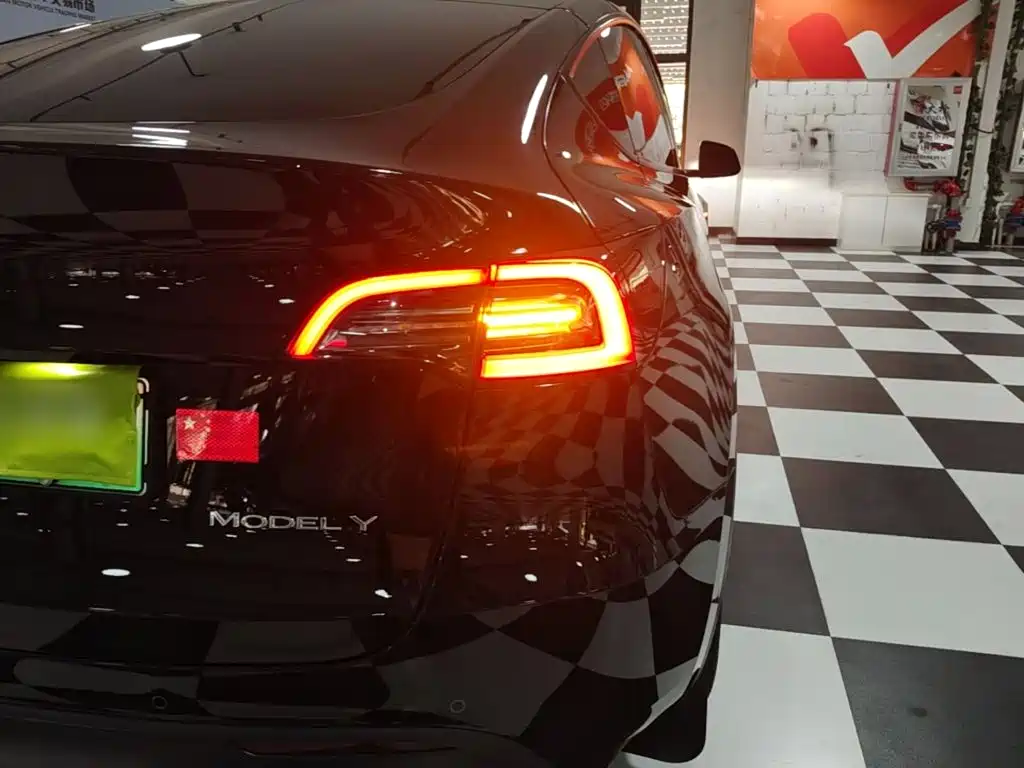 Tesla Model Y — миниатюра 8