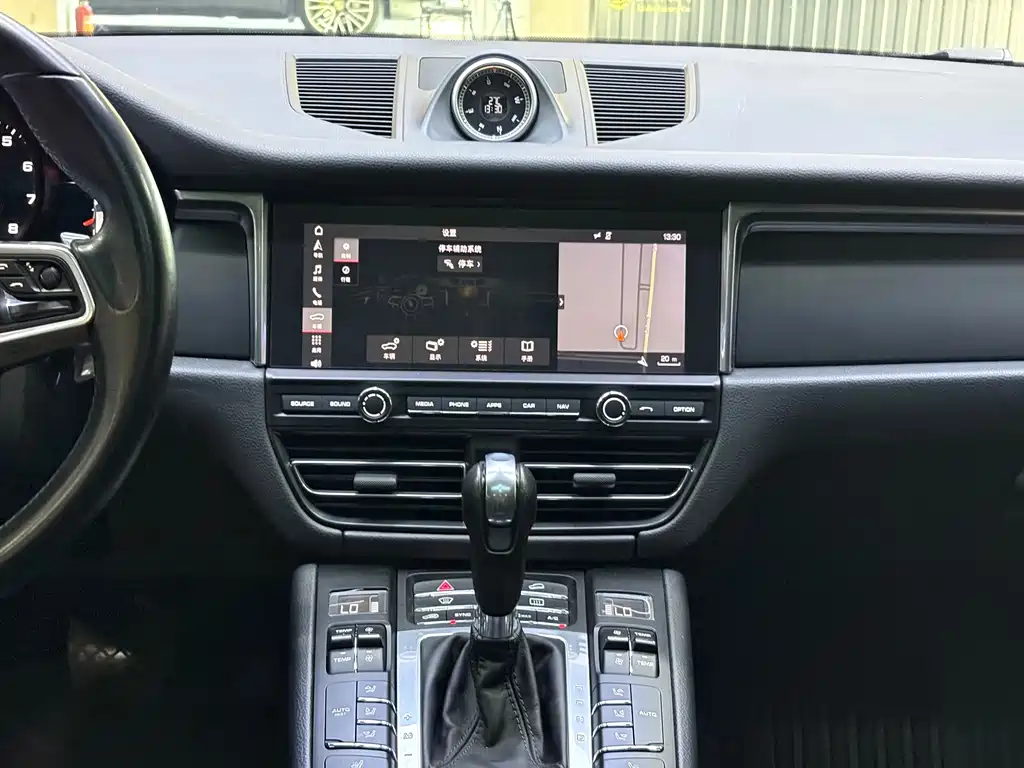 Porsche Macan — миниатюра 12