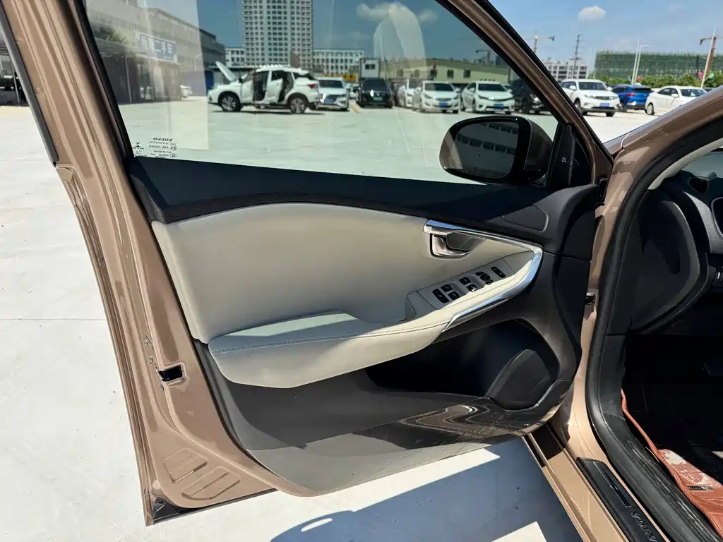Volvo V40 — миниатюра 12