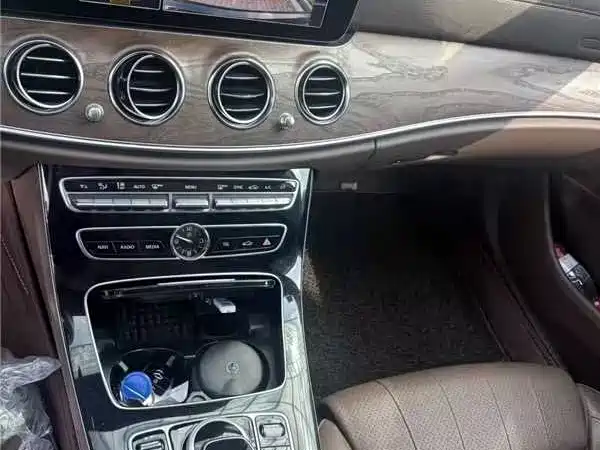 Mercedes-Benz E-Class — миниатюра 8