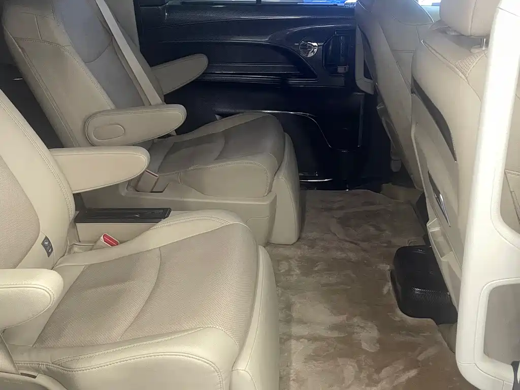 Toyota Sienna — миниатюра 3