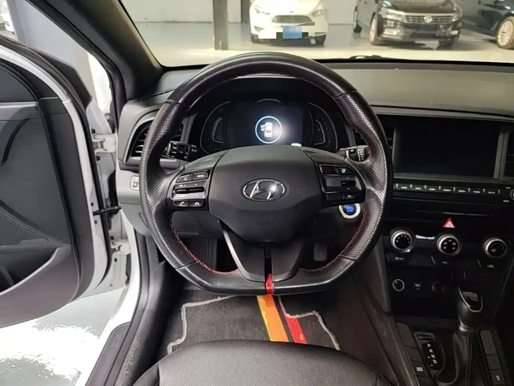 Hyundai Elantra — миниатюра 11