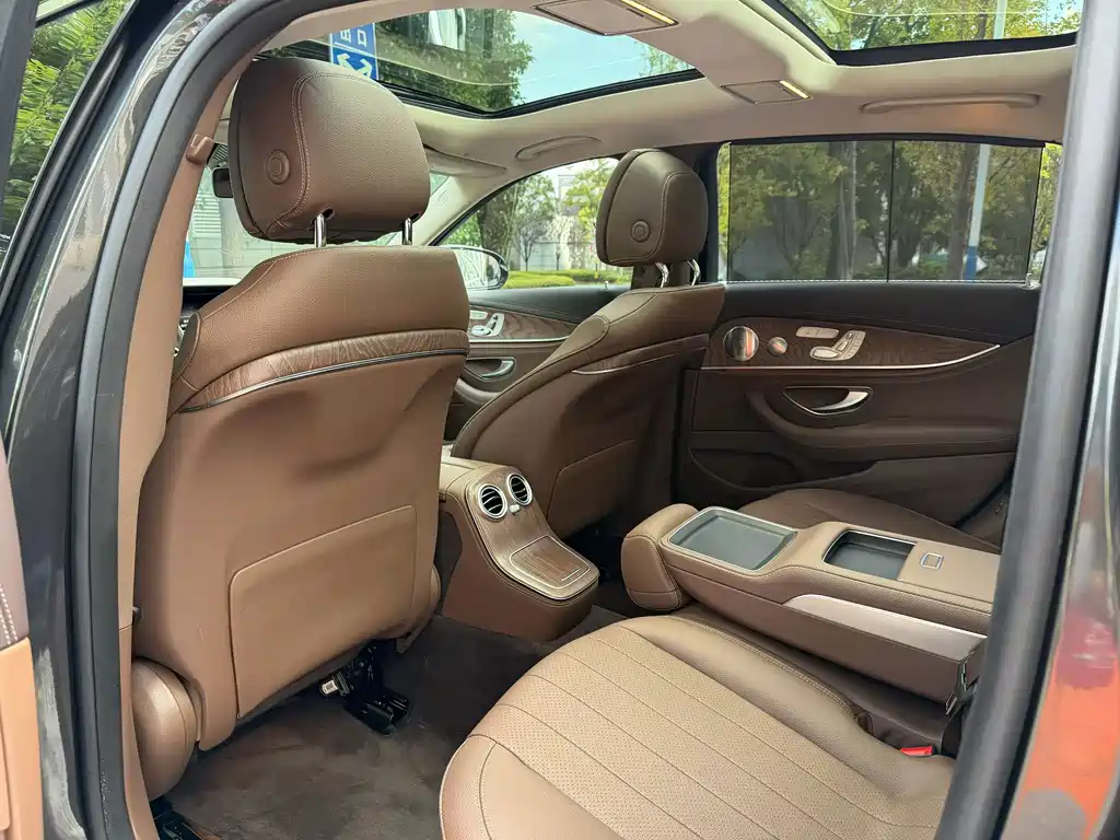 Mercedes-Benz E-Class — миниатюра 6
