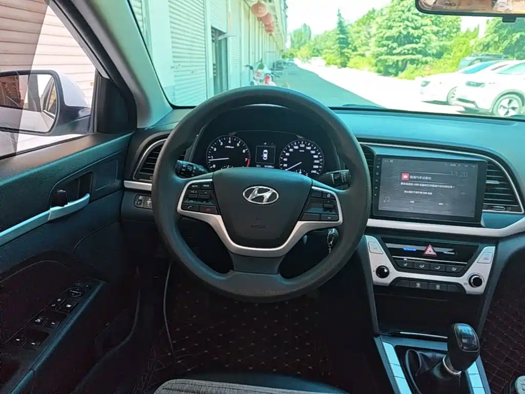 Hyundai Elantra — миниатюра 11
