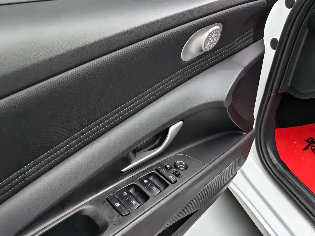 Hyundai Elantra — миниатюра 9