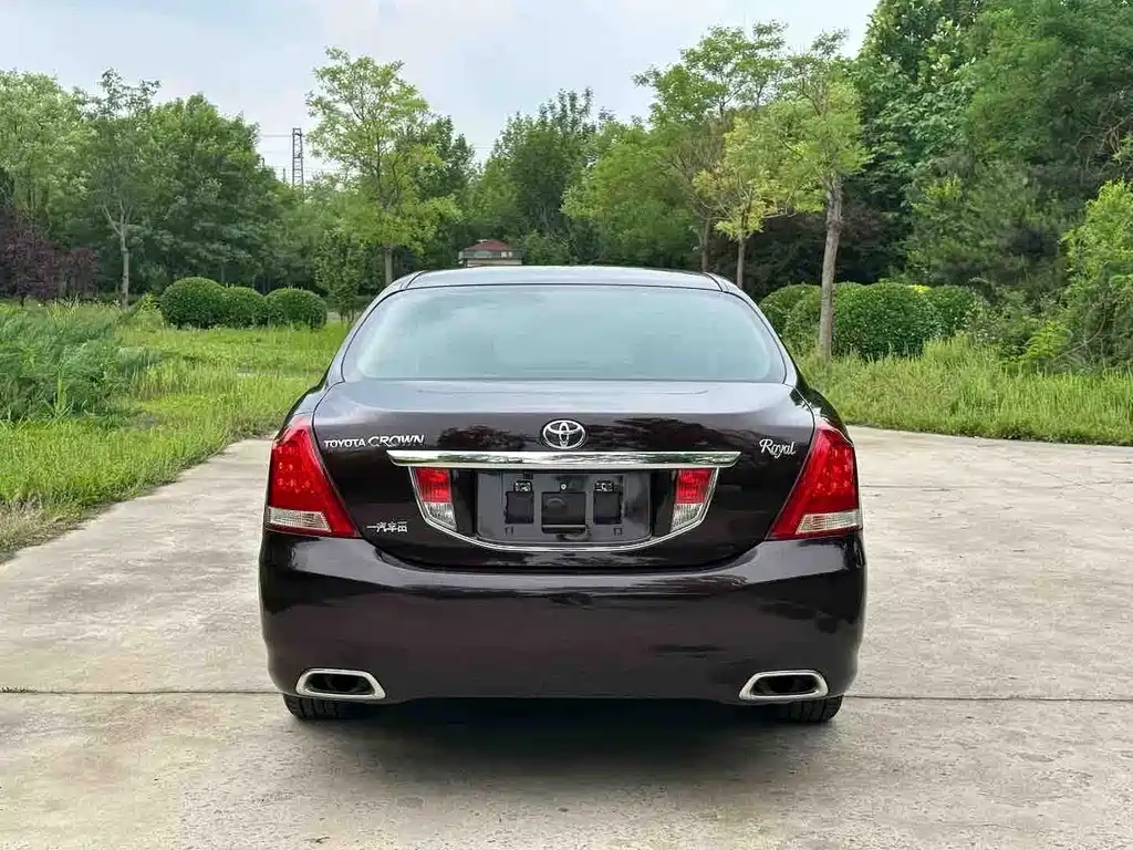 Toyota Crown — миниатюра 8