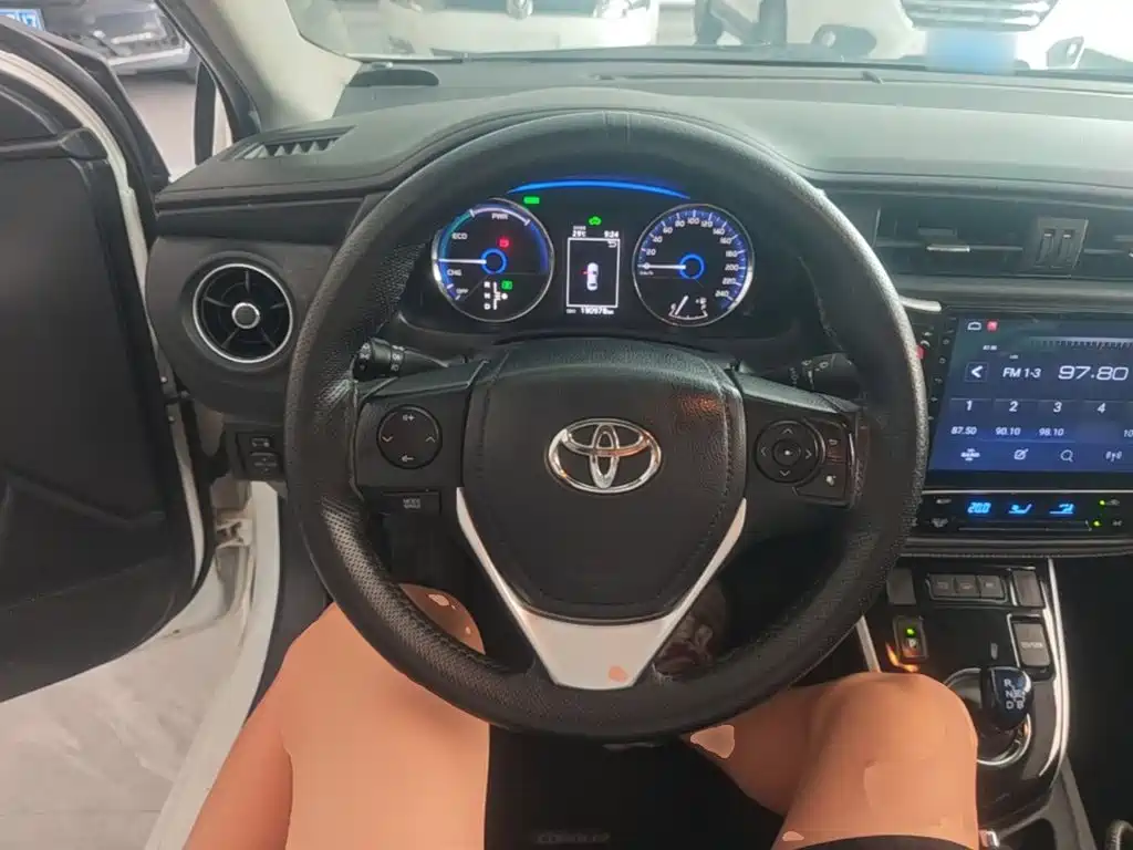 Toyota Corolla Hybrid — миниатюра 11