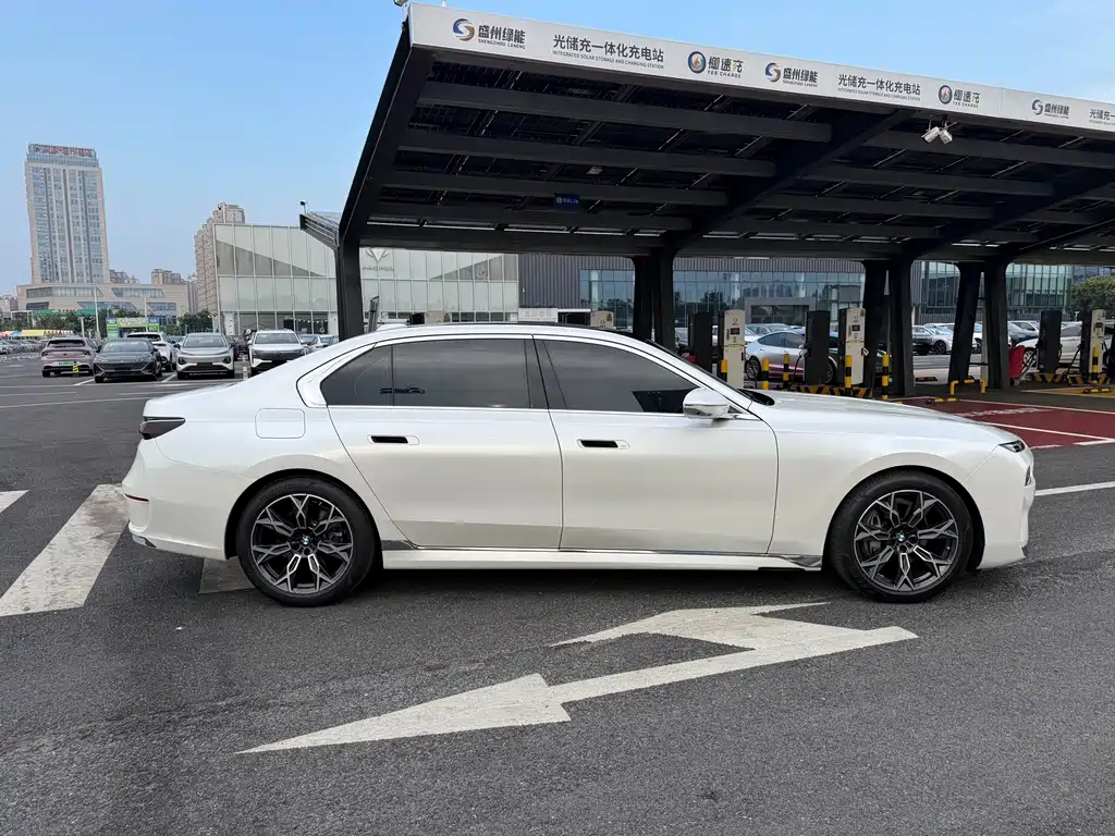 BMW 7 Series — миниатюра 5
