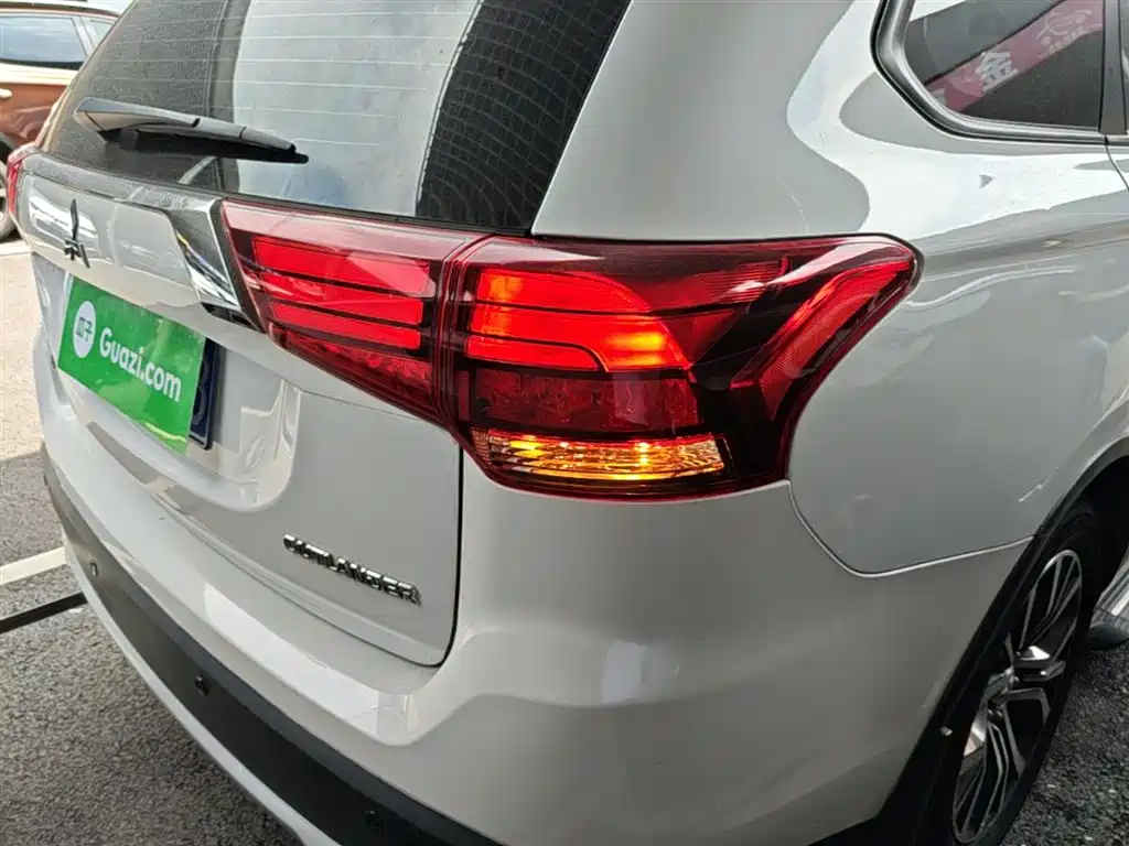 Mitsubishi Outlander 2018 2.0L 7 мест