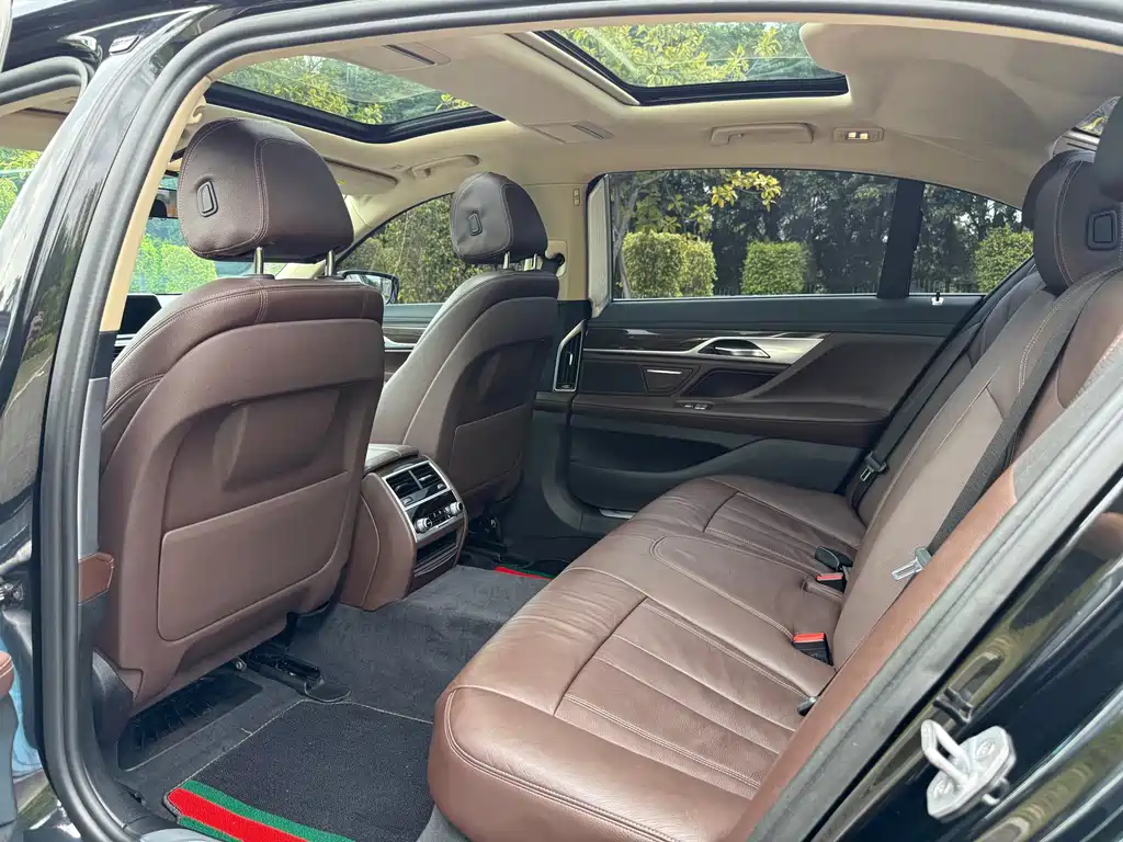 BMW 7 Series — миниатюра 9