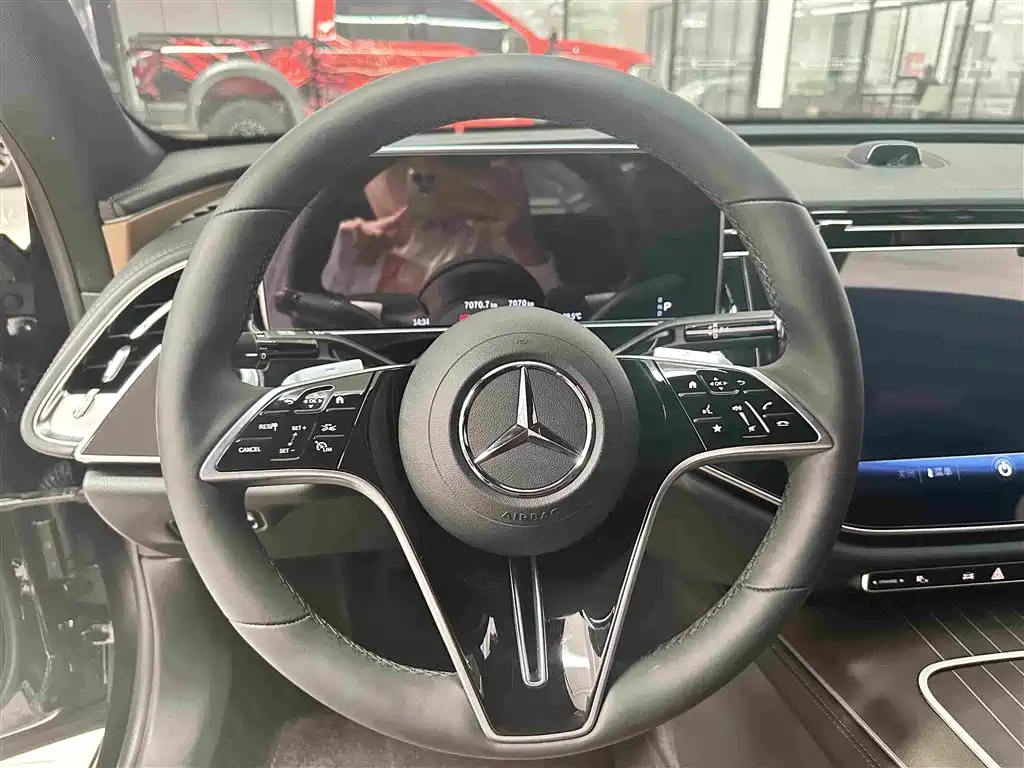 Mercedes-Benz E-Class — миниатюра 7