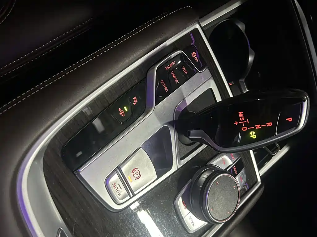BMW 7 Series — миниатюра 11