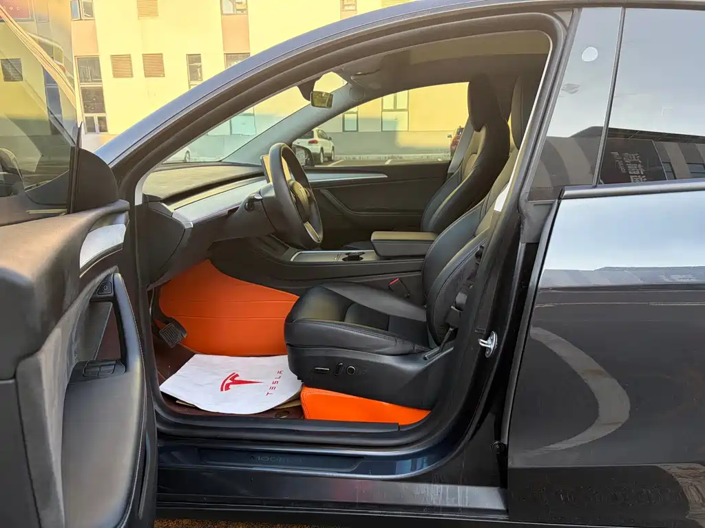 Tesla Model Y — миниатюра 9