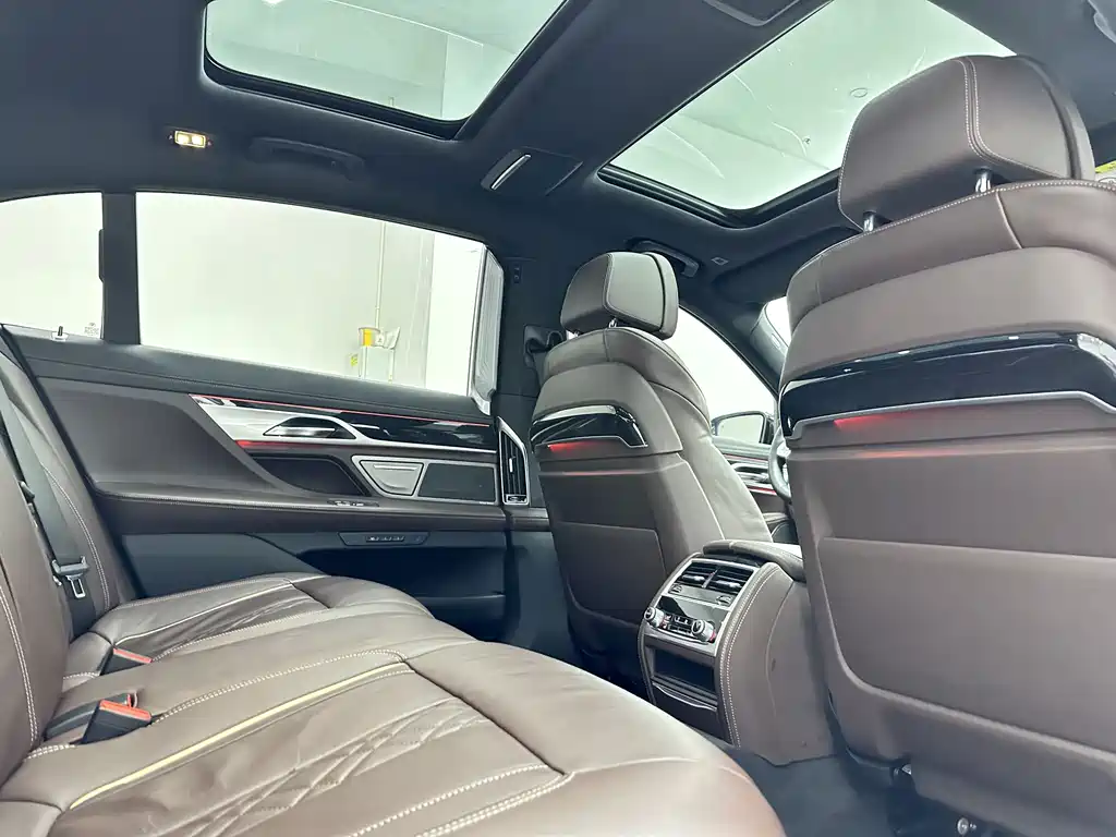 BMW 7 Series — миниатюра 13