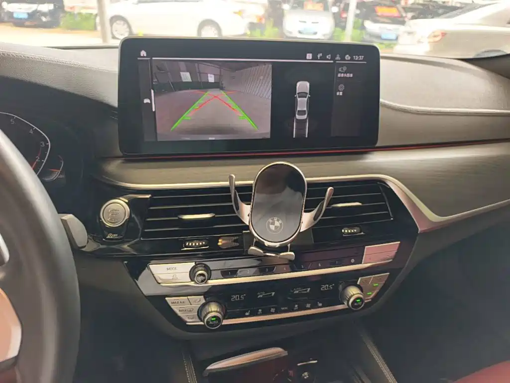 BMW 5 Series — миниатюра 13