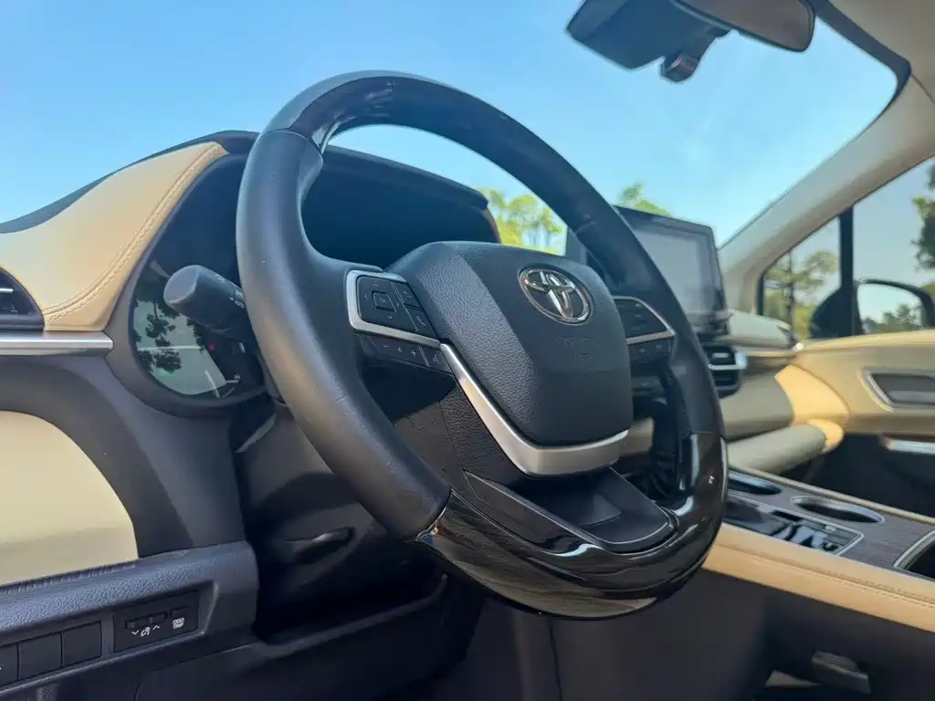 Toyota Sienna — миниатюра 4
