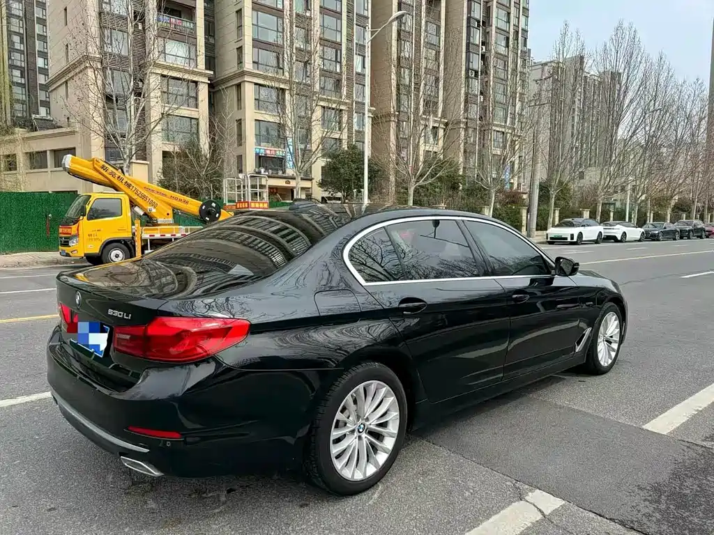 BMW 5 Series — миниатюра 9