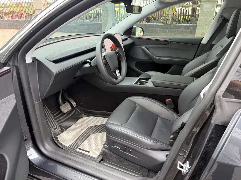 Tesla Model Y — миниатюра 9