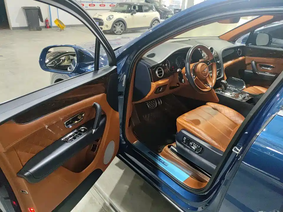 Bentley Bentayga — миниатюра 4