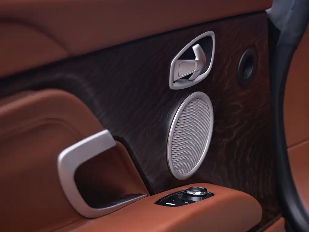 Aston Martin DB11 — миниатюра 10