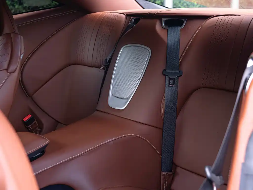Aston Martin DB11 — миниатюра 16