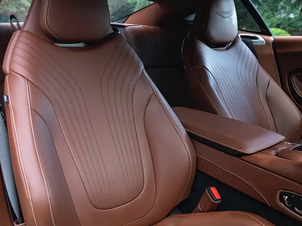 Aston Martin DB11 — миниатюра 20