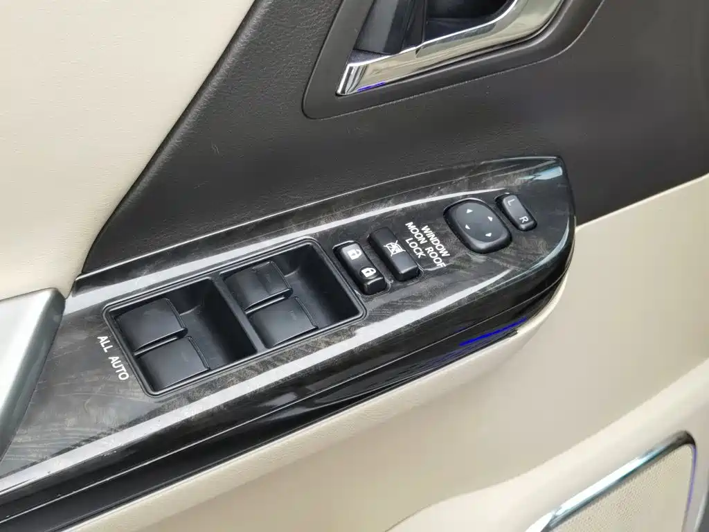 Toyota Alphard — миниатюра 9