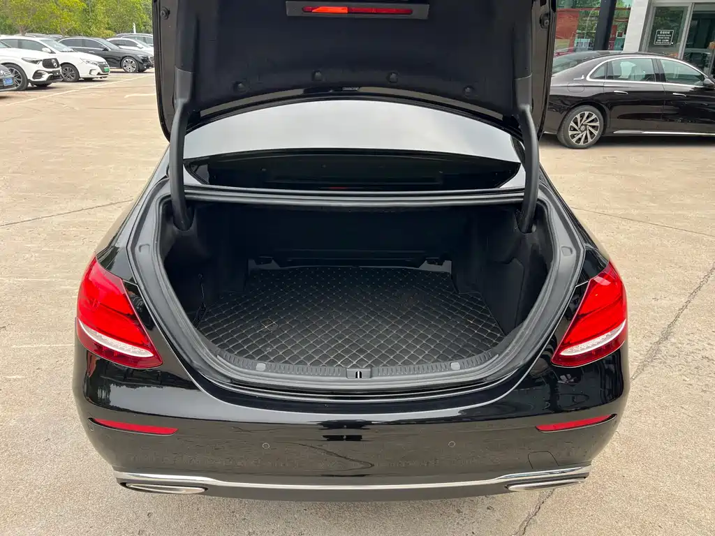 Mercedes-Benz E-Class — миниатюра 6
