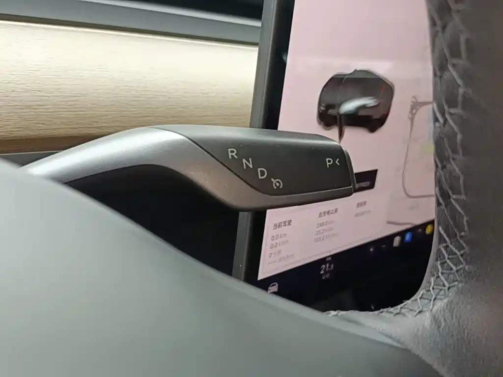 Tesla Model Y — миниатюра 14