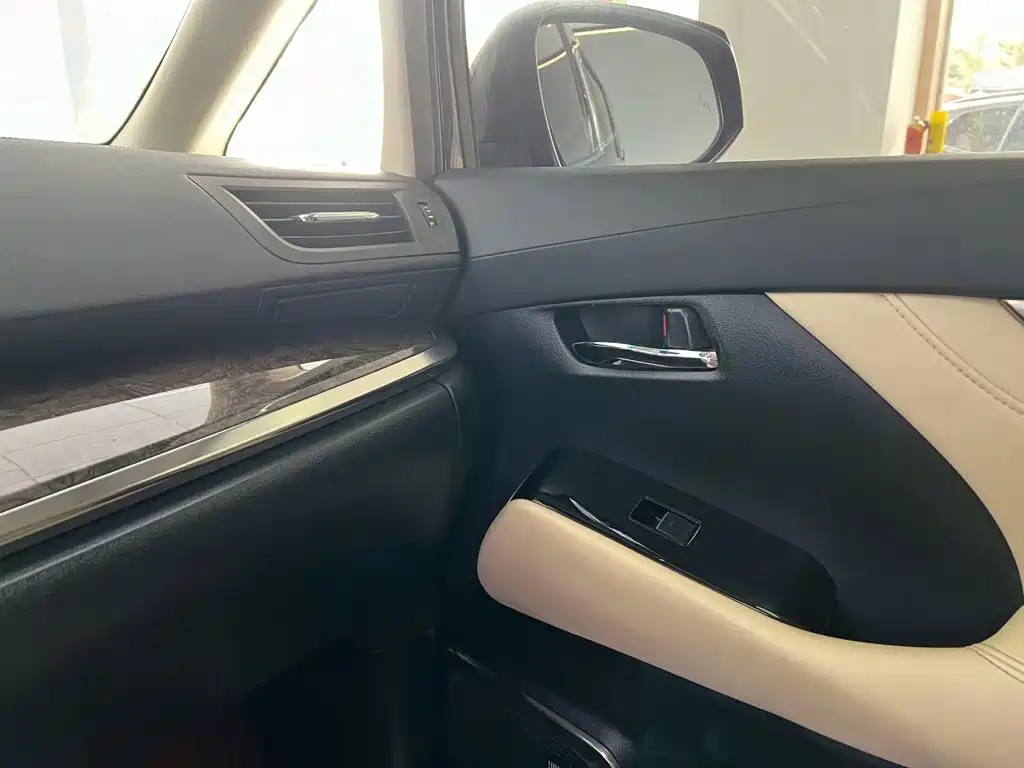 Toyota Vellfire — миниатюра 11