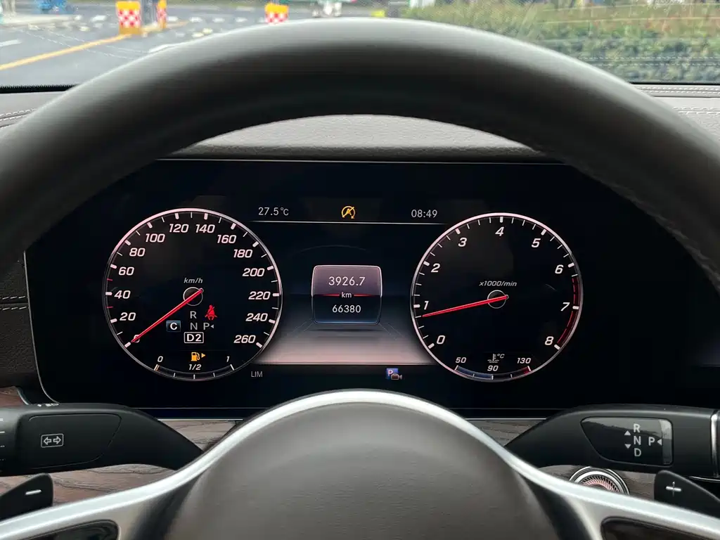 Mercedes-Benz E-Class — миниатюра 10
