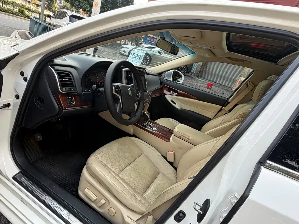 Toyota Crown — миниатюра 7