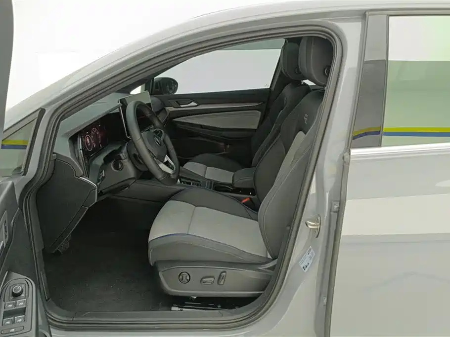 Volkswagen Golf 2025 300TSI R-Line