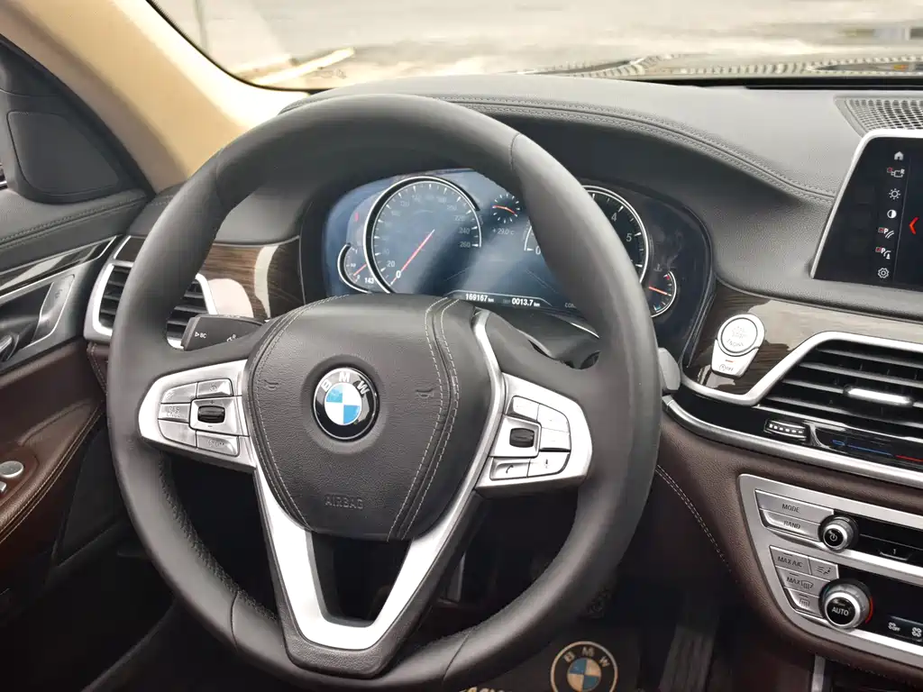 BMW 7 Series — миниатюра 7